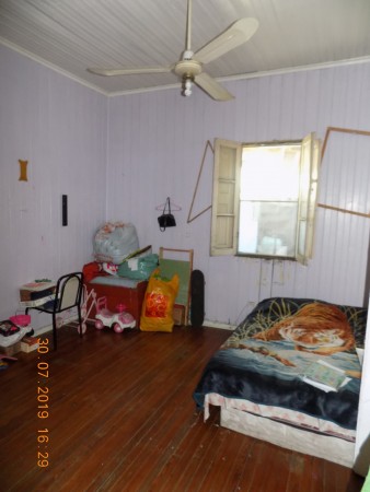 CASA DE ESTILO MIXTO DE 3 AMBIENTES MAS DEPARTAMENTO DE DOS AMBIENTES AL FONDO, IDEAL DOS FAMILIAS.