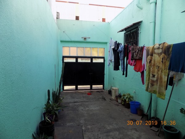 CASA DE ESTILO MIXTO DE 3 AMBIENTES MAS DEPARTAMENTO DE DOS AMBIENTES AL FONDO, IDEAL DOS FAMILIAS.