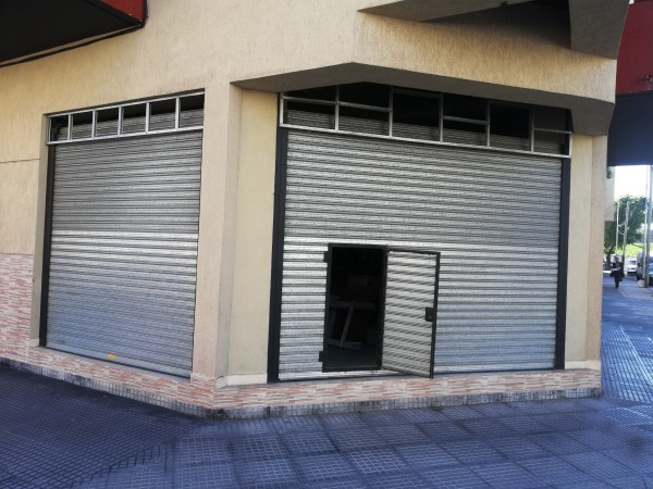 LOCAL COMERCIAL 35M2, SOBRE ESQUINA, A METROS DE LA ESTACION AVELLANEDA.
