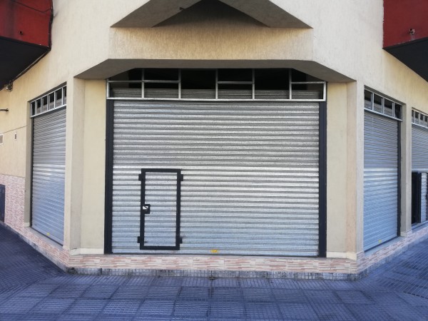 LOCAL COMERCIAL 35M2, SOBRE ESQUINA, A METROS DE LA ESTACION AVELLANEDA.