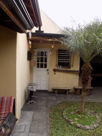 CHALET DE 4 AMBIENTES DESARROLLADO EN 2 PLANTAS. EXCELENTE ESTADO.
