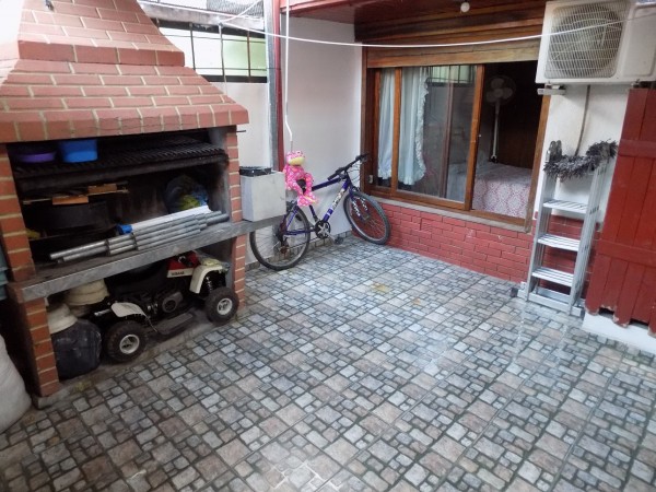 PH AL FRENTE DE 3 AMBIENTES, CON PATIO, TOTALMENTE INDEPENDIENTE. REFACCIONADO.