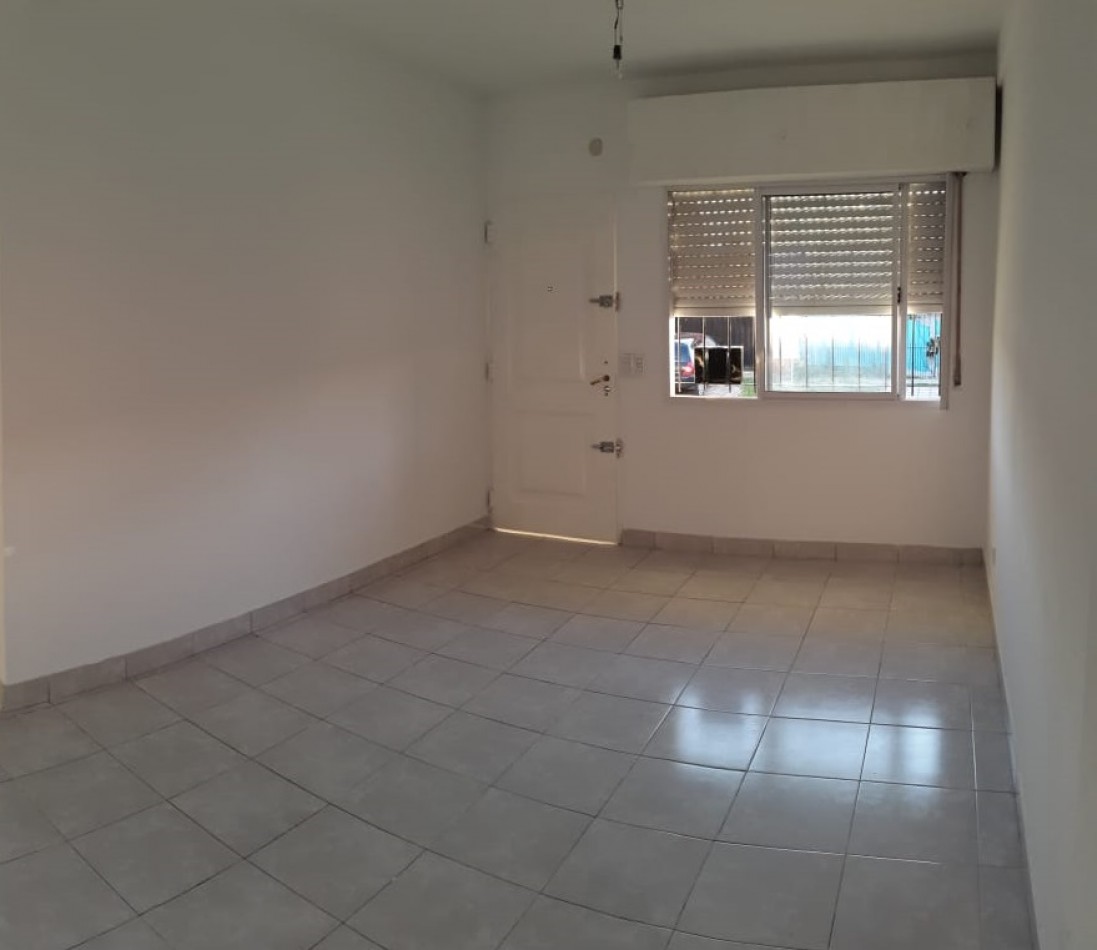 PH EN PLANTA BAJA AL FRENTE DE 3 AMBIENTES, CON PATIO Y GARAGE. 86M2. LLAVALLOL.