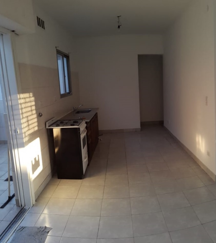 PH EN PLANTA BAJA AL FRENTE DE 3 AMBIENTES, CON PATIO Y GARAGE. 86M2. LLAVALLOL.