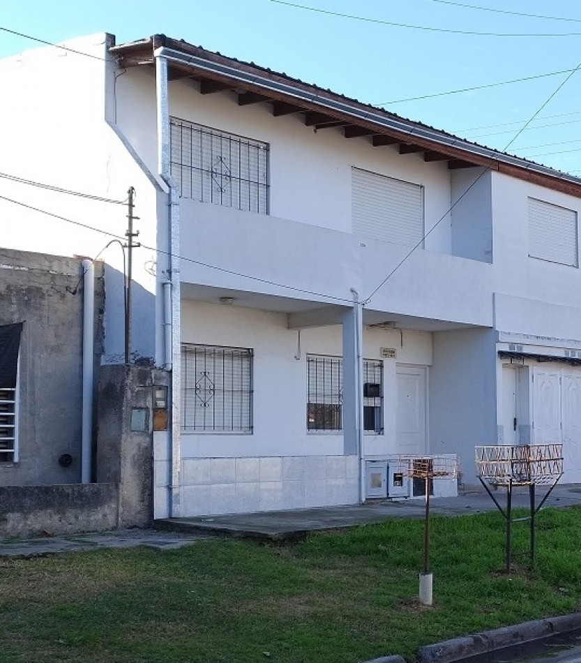 PH EN PLANTA BAJA AL FRENTE DE 3 AMBIENTES, CON PATIO Y GARAGE. 86M2. LLAVALLOL.