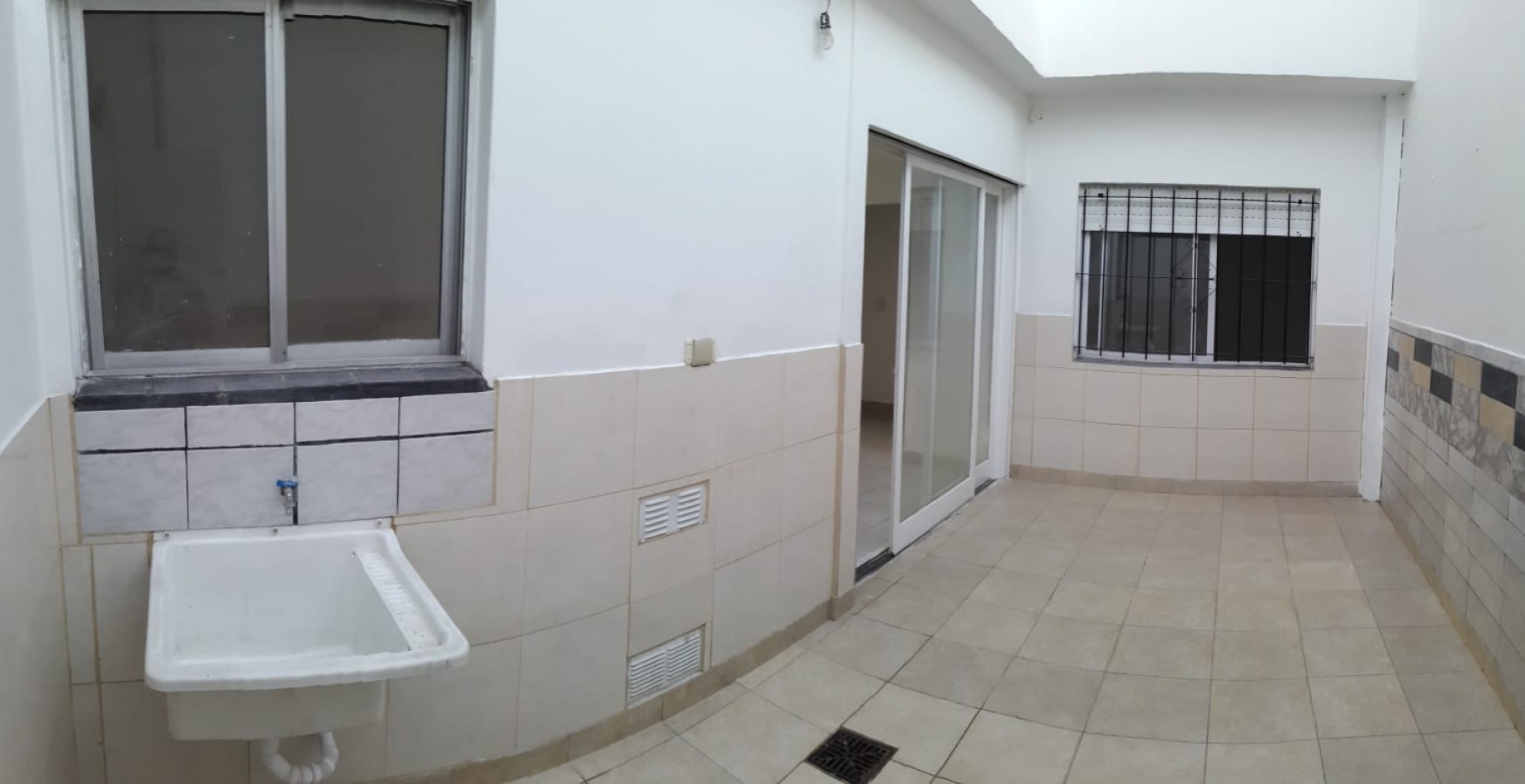PH EN PLANTA BAJA AL FRENTE DE 3 AMBIENTES, CON PATIO Y GARAGE. 86M2. LLAVALLOL.