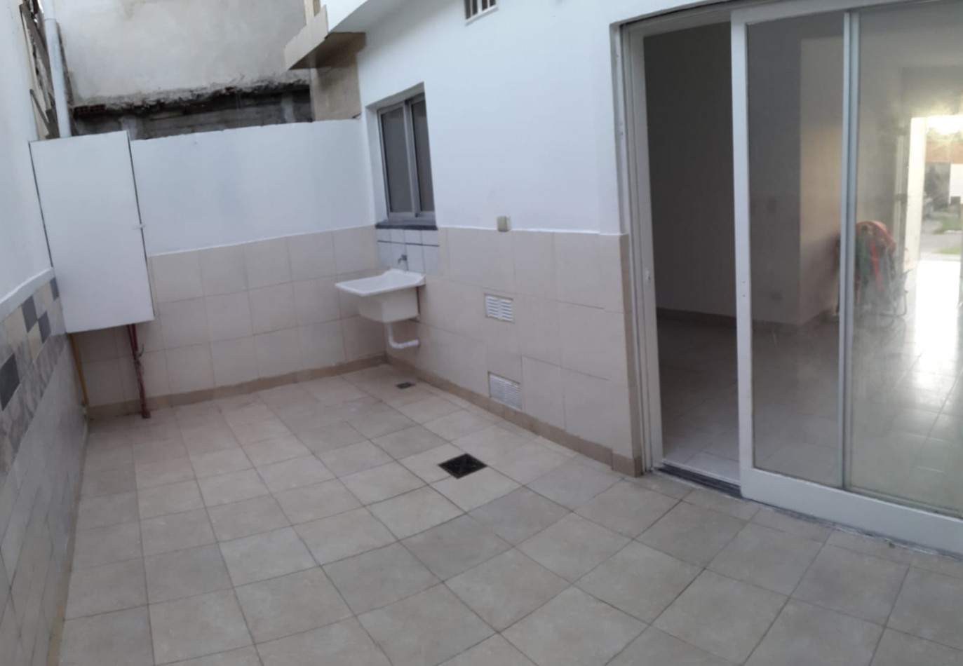 PH EN PLANTA BAJA AL FRENTE DE 3 AMBIENTES, CON PATIO Y GARAGE. 86M2. LLAVALLOL.