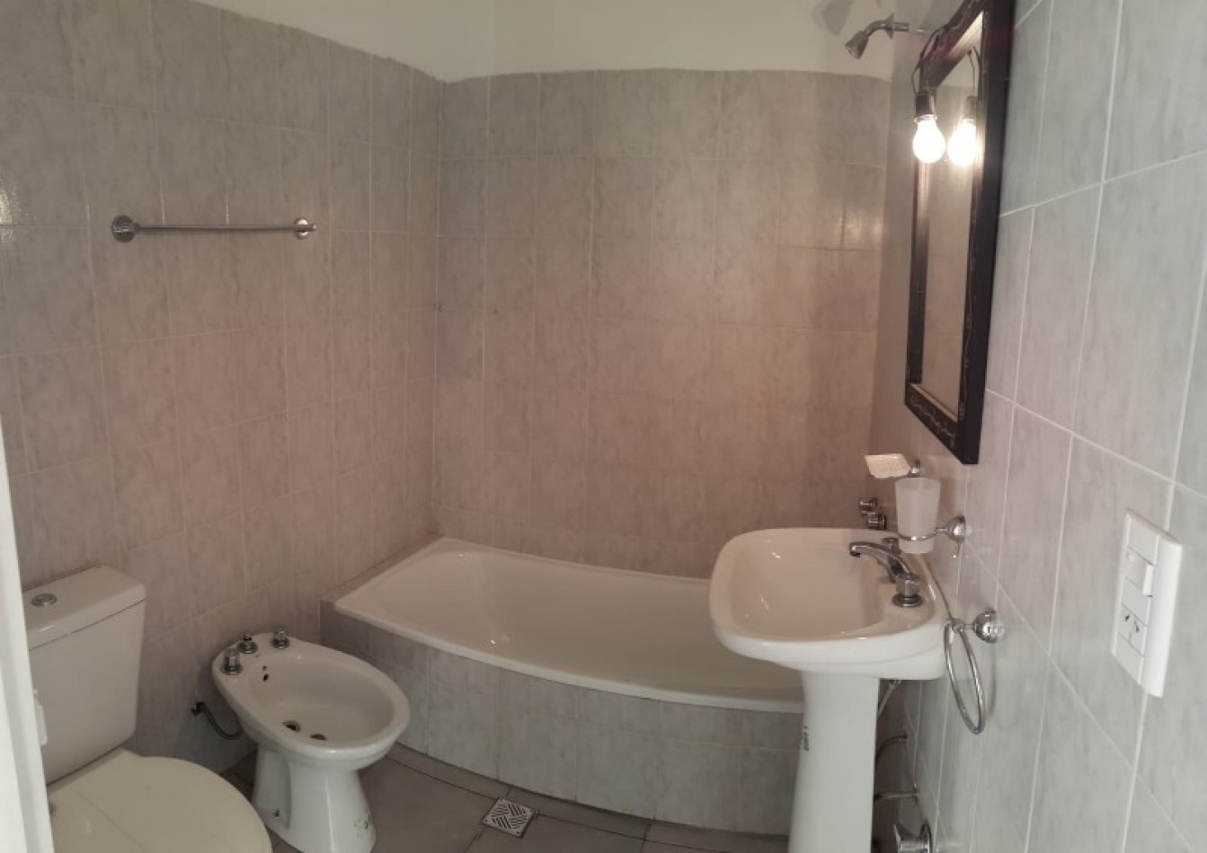 PH EN PLANTA BAJA AL FRENTE DE 3 AMBIENTES, CON PATIO Y GARAGE. 86M2. LLAVALLOL.