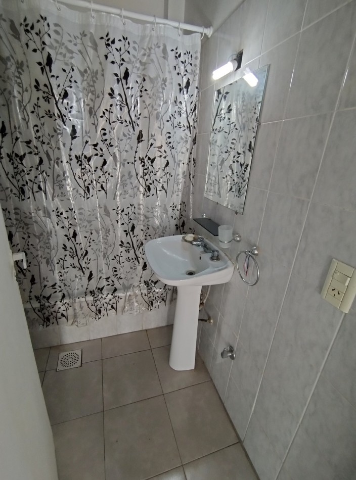 PH TIPO CASA DE 3 AMBIENTES EN PRIMER PISO AL FRENTE CON BALCON Y COCHERA CUBIERTA. 91M2. LLAVALLOL.