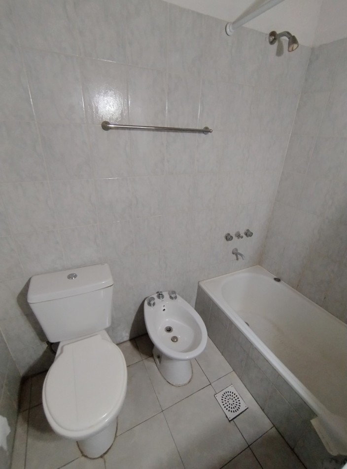 PH TIPO CASA DE 3 AMBIENTES EN PRIMER PISO AL FRENTE CON BALCON Y COCHERA CUBIERTA. 91M2. LLAVALLOL.