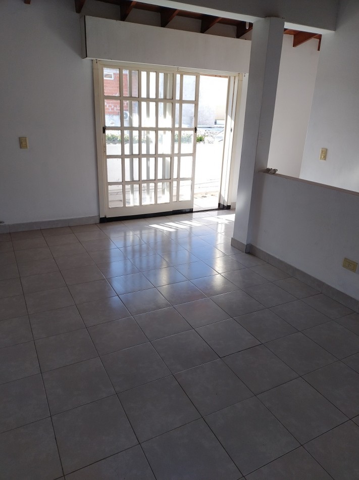 PH TIPO CASA DE 3 AMBIENTES EN PRIMER PISO AL FRENTE CON BALCON Y COCHERA CUBIERTA. 91M2. LLAVALLOL.