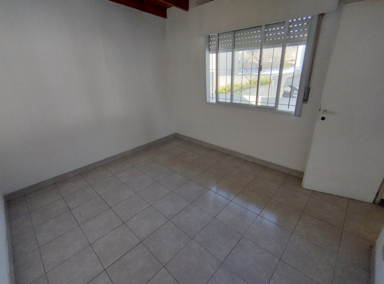 PH TIPO CASA DE 3 AMBIENTES EN PRIMER PISO AL FRENTE CON BALCON Y COCHERA CUBIERTA. 91M2. LLAVALLOL.