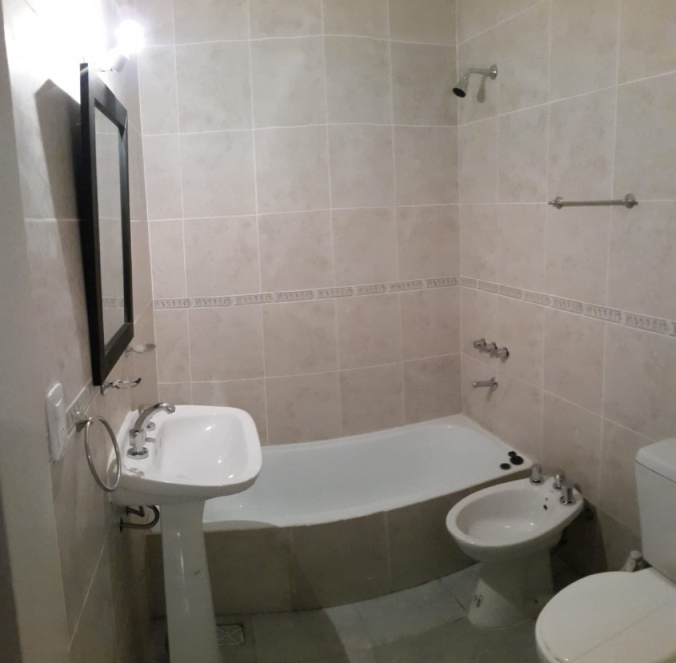 PH DE 3 AMBIENTES EN PLANTA BAJA AL FRENTE CON PATIO. 73M2. LLAVALLOL.