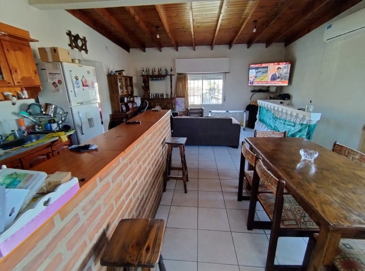 PH TIPO CASA DE 3 AMBIENTES EN PRIMER PISO AL FRENTE CON PATIO, BALCON Y COCHERA CUBIERTA. 99M2. LLAVALLOL.