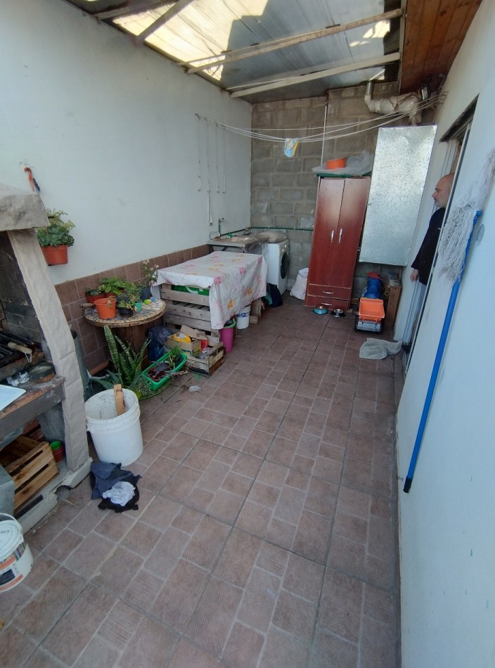 PH TIPO CASA DE 3 AMBIENTES EN PRIMER PISO AL FRENTE CON PATIO, BALCON Y COCHERA CUBIERTA. 99M2. LLAVALLOL.