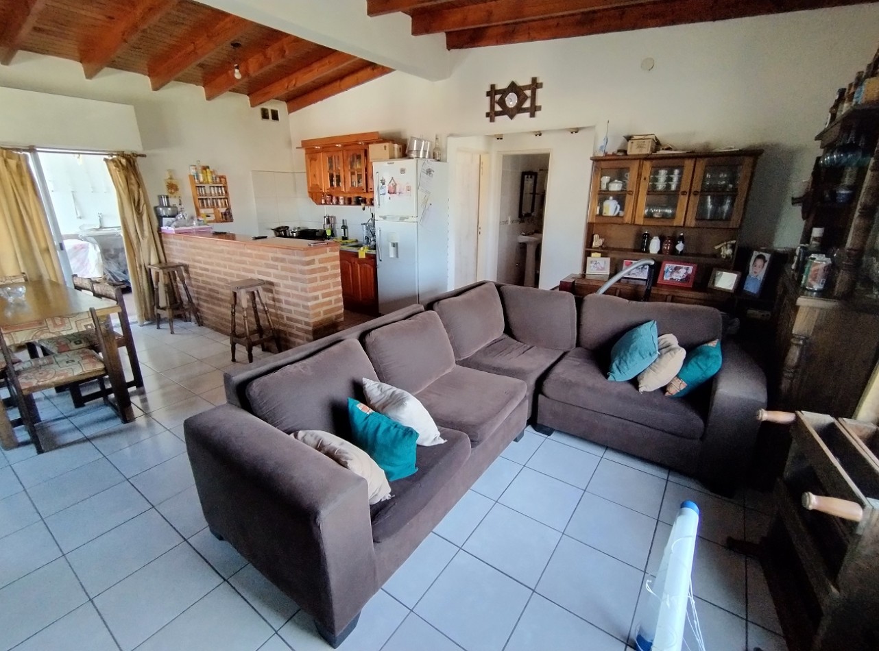 PH TIPO CASA DE 3 AMBIENTES EN PRIMER PISO AL FRENTE CON PATIO, BALCON Y COCHERA CUBIERTA. 99M2. LLAVALLOL.