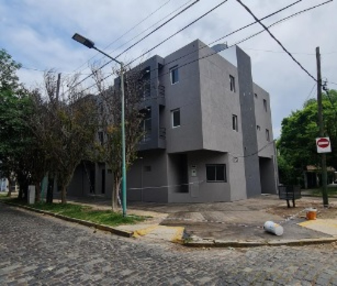 DEPARTAMENTO MONOAMBIENTE AL FRENTE, PLANTA BAJA DTO B, CON PATIO Y COCHERA, BANFIELD.