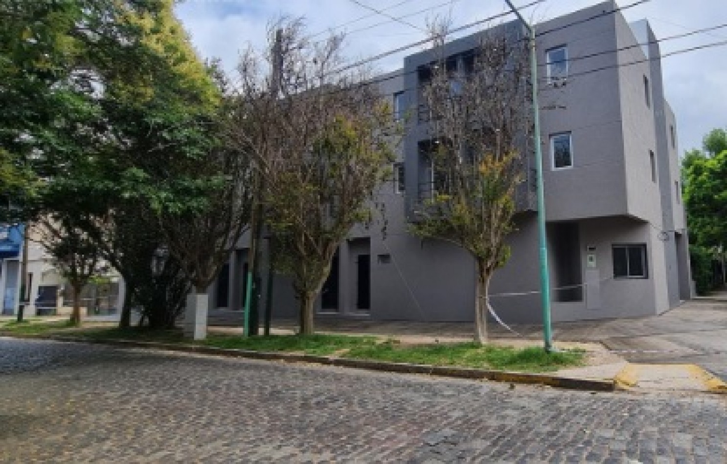 DEPARTAMENTO MONOAMBIENTE AL FRENTE, PLANTA BAJA DTO B, CON PATIO Y COCHERA, BANFIELD.