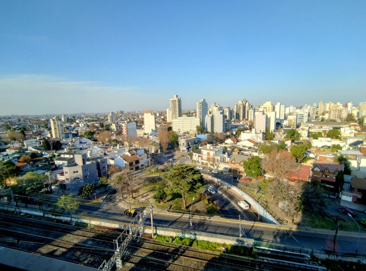 DEPARTAMENTO DE 4 AMBIENTES AL FRENTE, EXCELENTE VISTA. CENTRO DE LANUS.