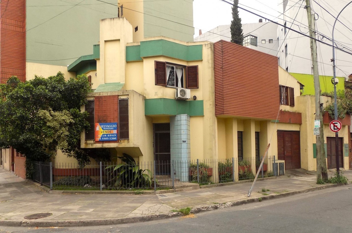 CASA SOBRE ESQUINA EN PLANTA ALTA DE 3 AMBIENTES, CON GARAGE Y TERRAZA. VALENTIN ALSINA.