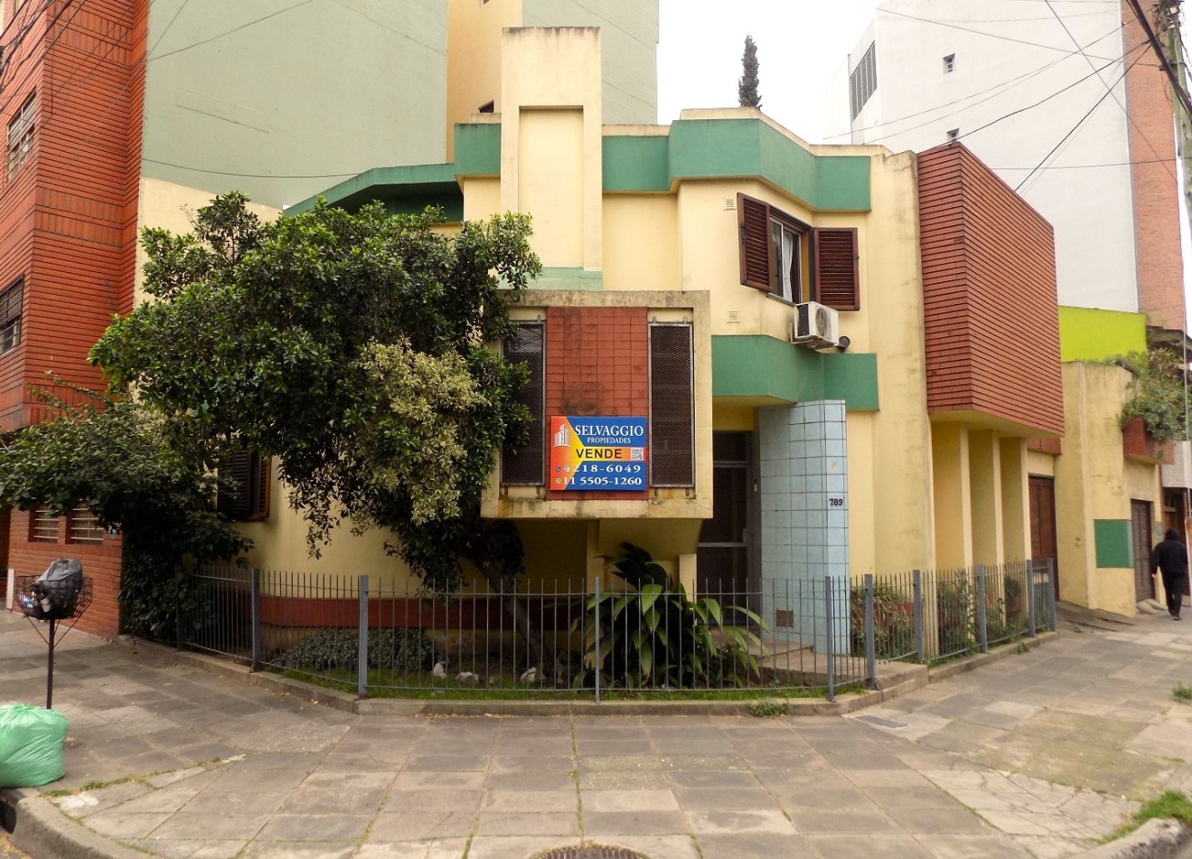 CASA SOBRE ESQUINA EN PLANTA ALTA DE 3 AMBIENTES, CON GARAGE Y TERRAZA. VALENTIN ALSINA.