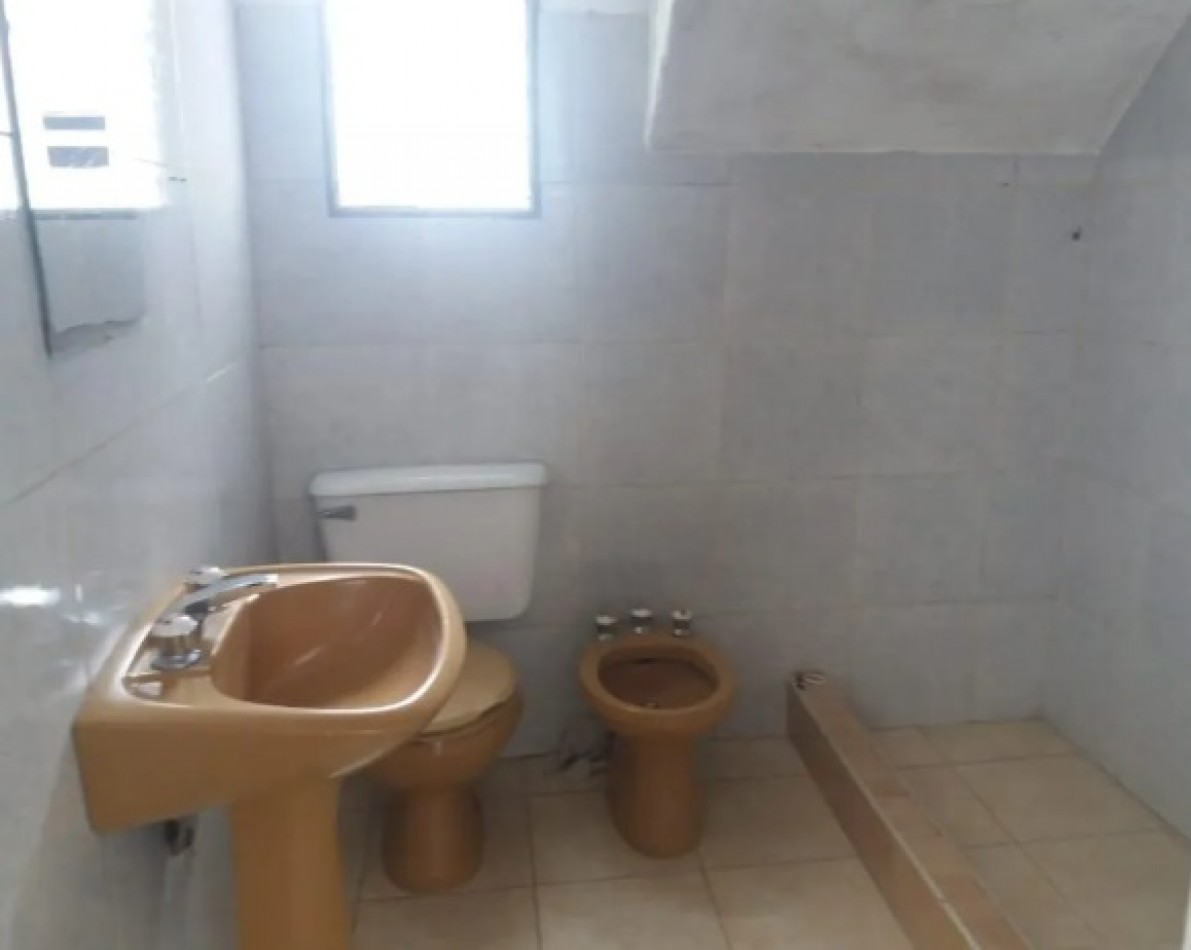 CASA SOBRE LOTE PROPIO CON VARIAS CONSTRUCCIONES TIPO PH, IDEAL RENTA.