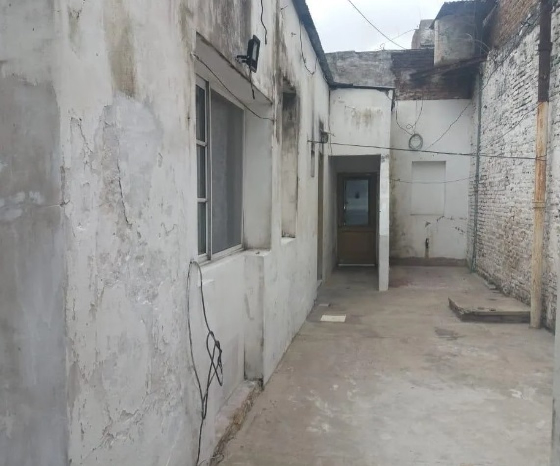 CASA SOBRE LOTE PROPIO CON VARIAS CONSTRUCCIONES TIPO PH, IDEAL RENTA.