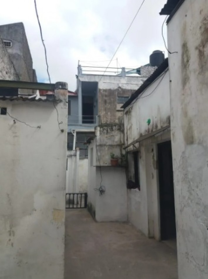 CASA SOBRE LOTE PROPIO CON VARIAS CONSTRUCCIONES TIPO PH, IDEAL RENTA.