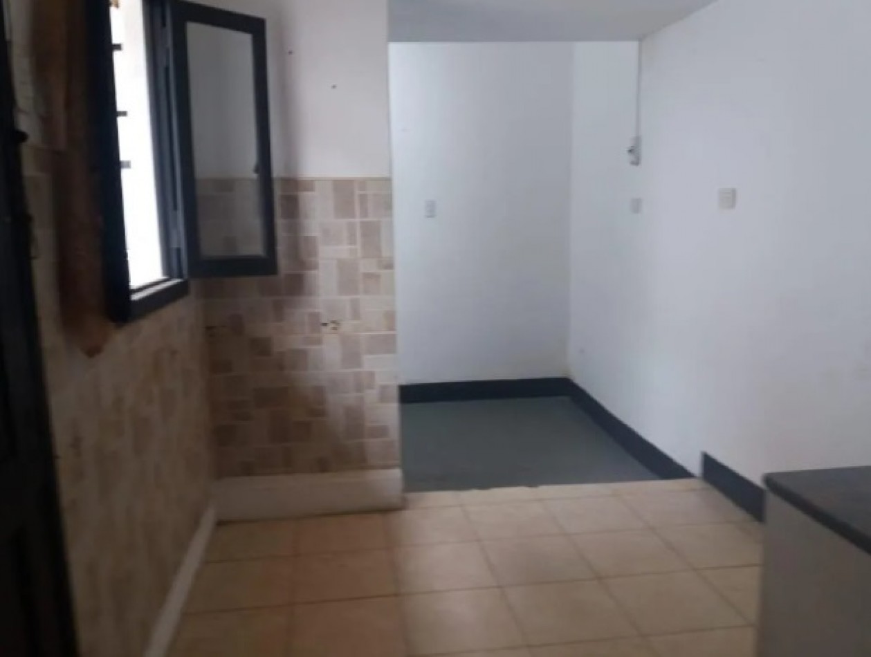 CASA SOBRE LOTE PROPIO CON VARIAS CONSTRUCCIONES TIPO PH, IDEAL RENTA.