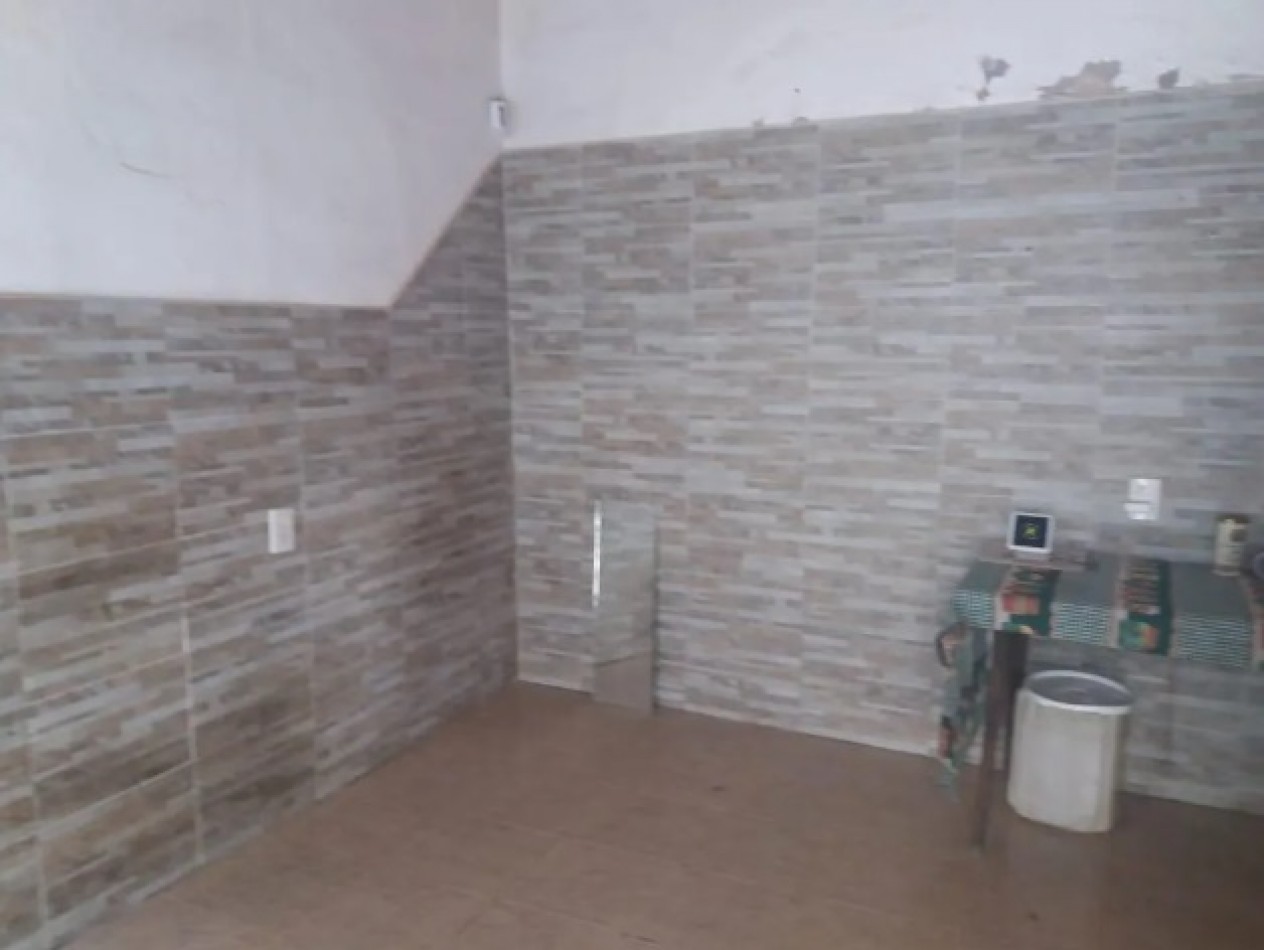 CASA SOBRE LOTE PROPIO CON VARIAS CONSTRUCCIONES TIPO PH, IDEAL RENTA.
