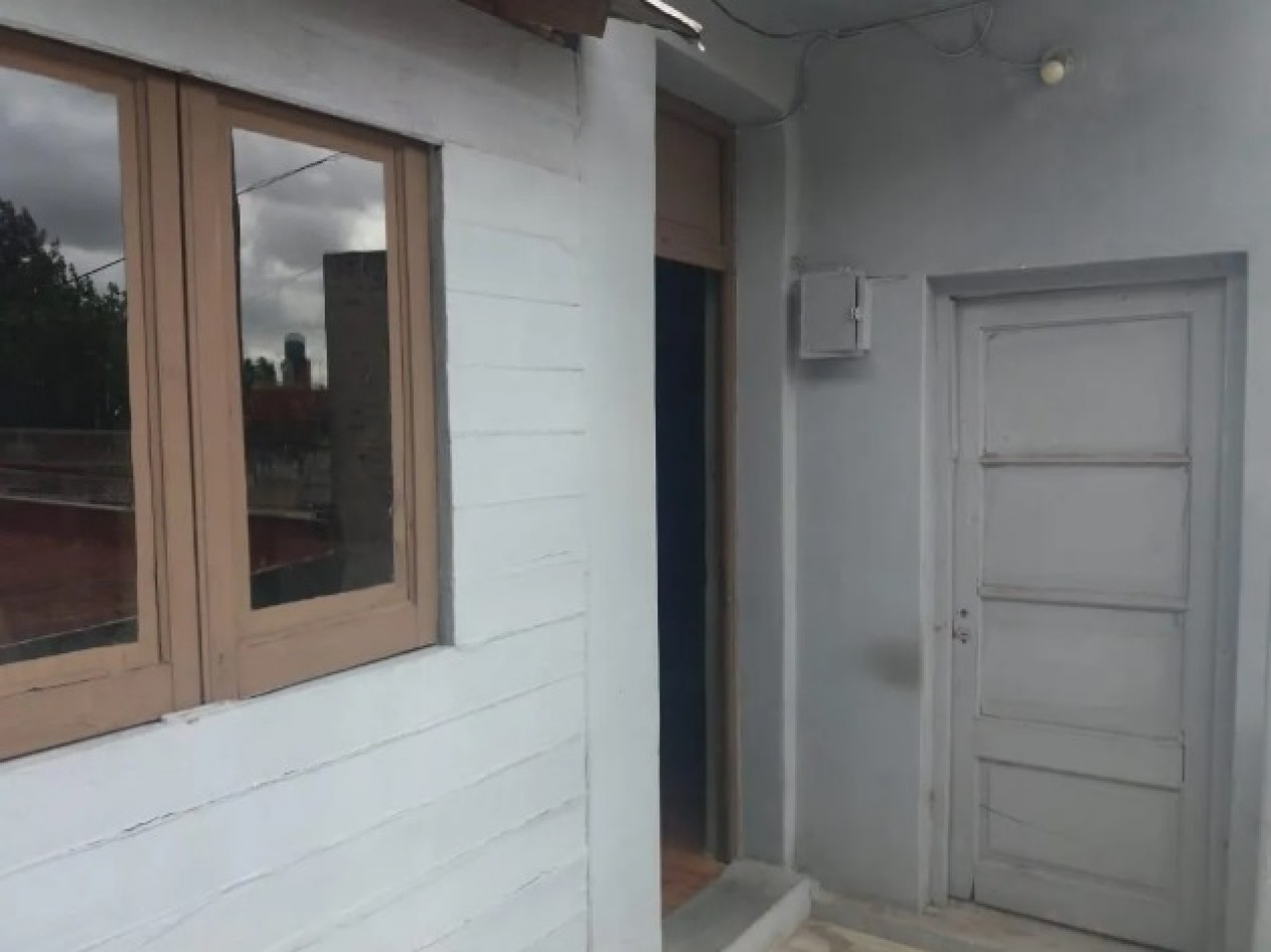 CASA SOBRE LOTE PROPIO CON VARIAS CONSTRUCCIONES TIPO PH, IDEAL RENTA.