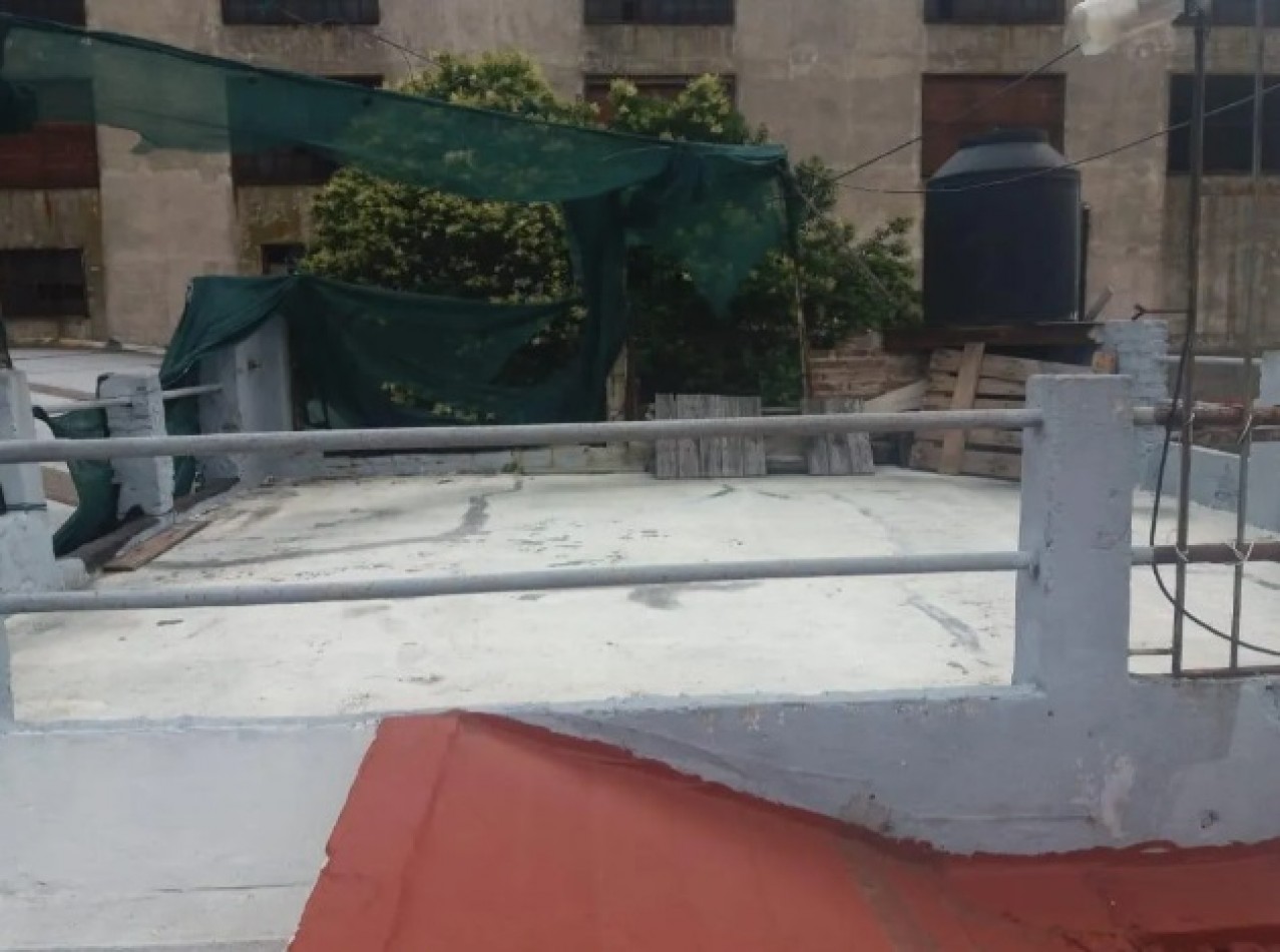 CASA SOBRE LOTE PROPIO CON VARIAS CONSTRUCCIONES TIPO PH, IDEAL RENTA.