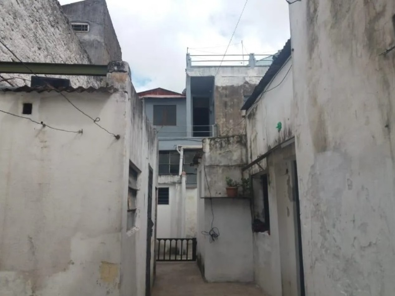 CASA SOBRE LOTE PROPIO CON VARIAS CONSTRUCCIONES TIPO PH, IDEAL RENTA.