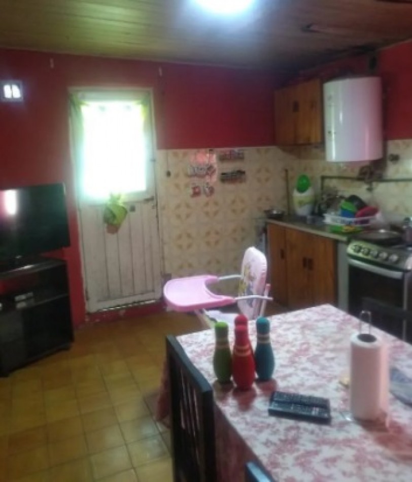 CASA DE 3 AMBIENTES AL FRENTE MAS DEPARTAMENTO DE 2 AMBIENTES AL FONDO.