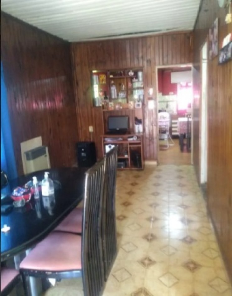 CASA DE 3 AMBIENTES AL FRENTE MAS DEPARTAMENTO DE 2 AMBIENTES AL FONDO.