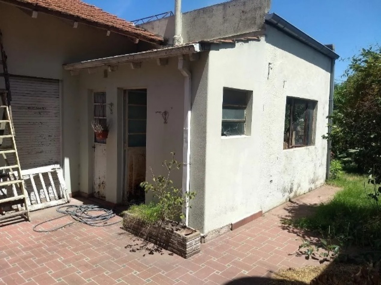 CASA TIPO CHALET DE 3 AMBIENTES CON FONDO LIBRE.