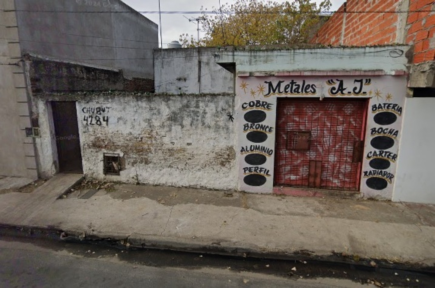 CASA DE 3 AMBIENTES SOBRE LOTE PROPIO, CON LOCAL AL FRENTE.