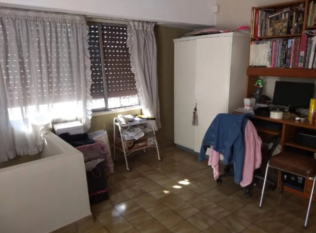 CASA SOBRE LOTE CON FRENTE DE 16M, EN DOS PLANTAS CON GARAGE Y PARQUE.