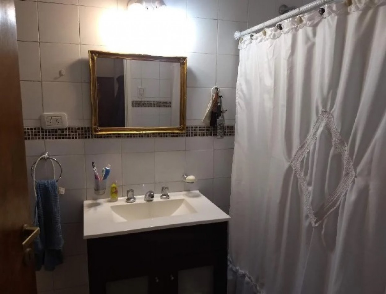 CASA SOBRE LOTE CON FRENTE DE 16M, EN DOS PLANTAS CON GARAGE Y PARQUE.