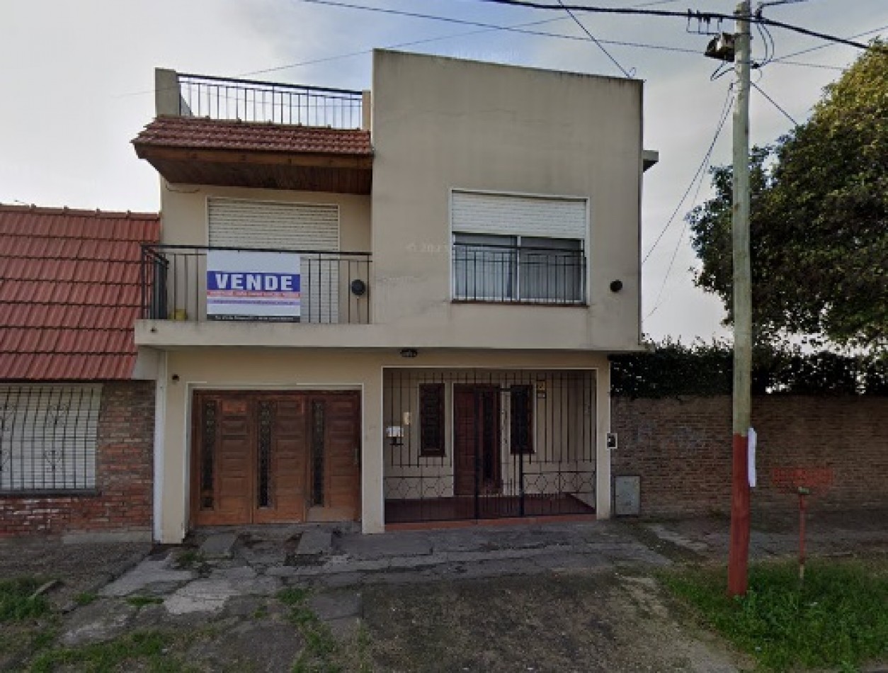 CASA SOBRE LOTE CON FRENTE DE 16M, EN DOS PLANTAS CON GARAGE Y PARQUE.
