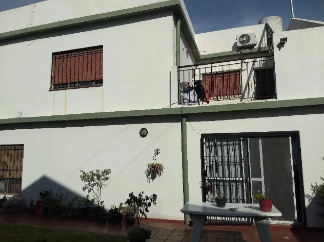 CASA SOBRE LOTE CON FRENTE DE 16M, EN DOS PLANTAS CON GARAGE Y PARQUE.
