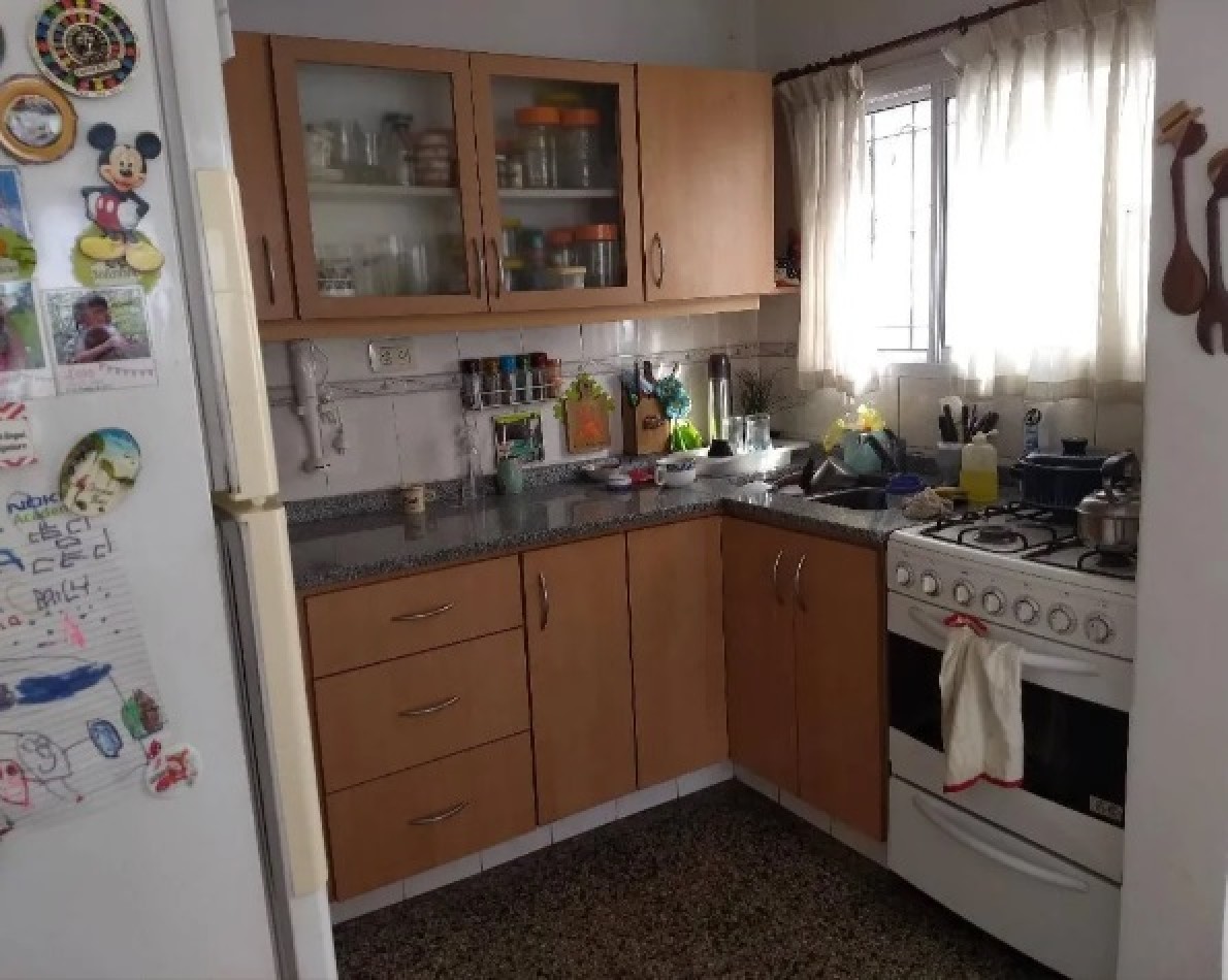 CASA SOBRE LOTE CON FRENTE DE 16M, EN DOS PLANTAS CON GARAGE Y PARQUE.