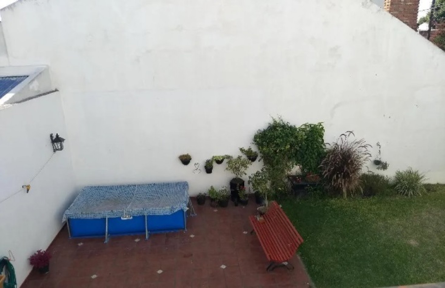 CASA SOBRE LOTE CON FRENTE DE 16M, EN DOS PLANTAS CON GARAGE Y PARQUE.
