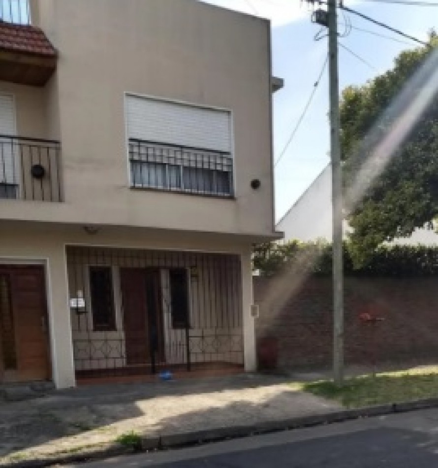CASA SOBRE LOTE CON FRENTE DE 16M, EN DOS PLANTAS CON GARAGE Y PARQUE.