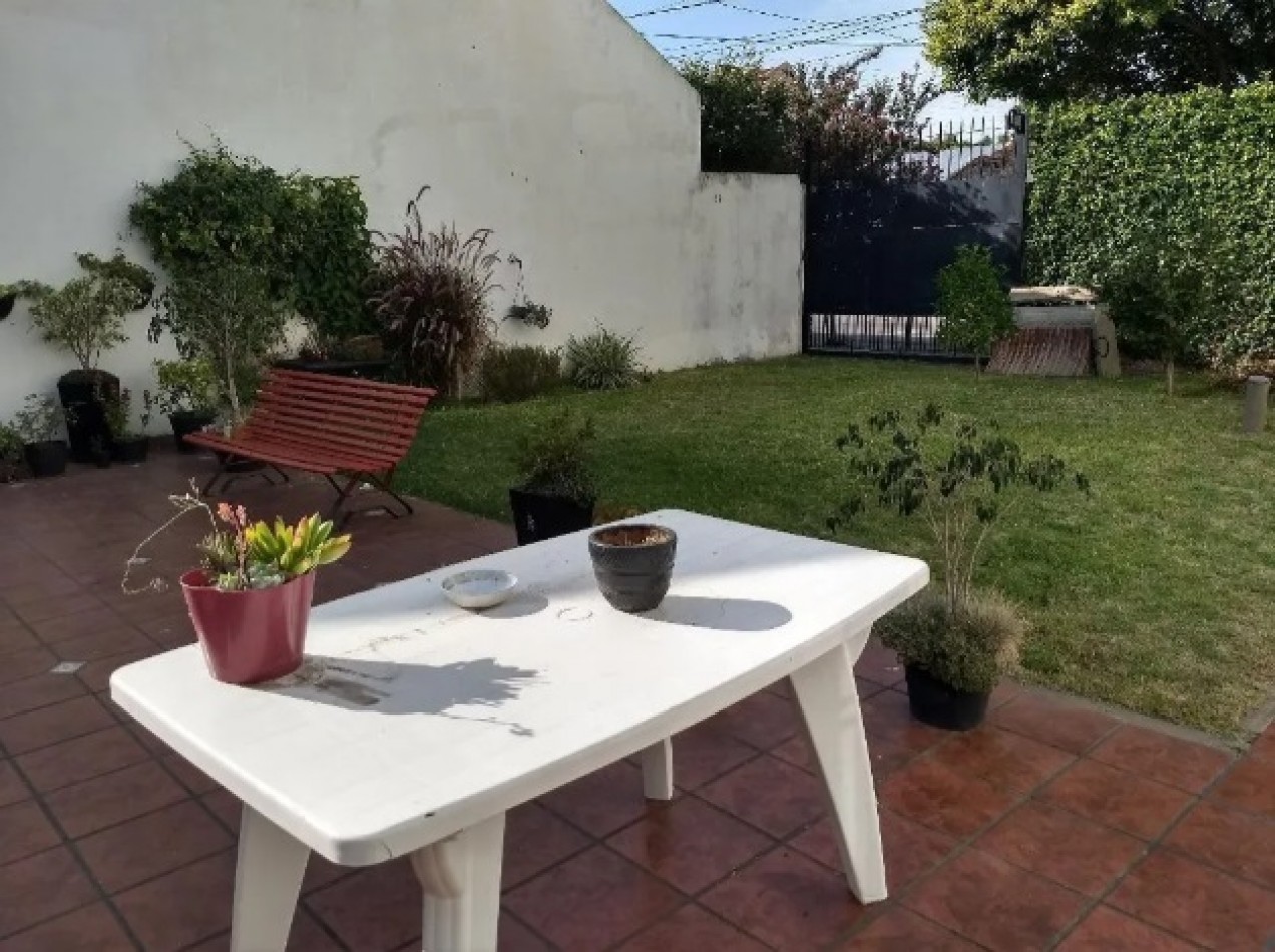 CASA SOBRE LOTE CON FRENTE DE 16M, EN DOS PLANTAS CON GARAGE Y PARQUE.