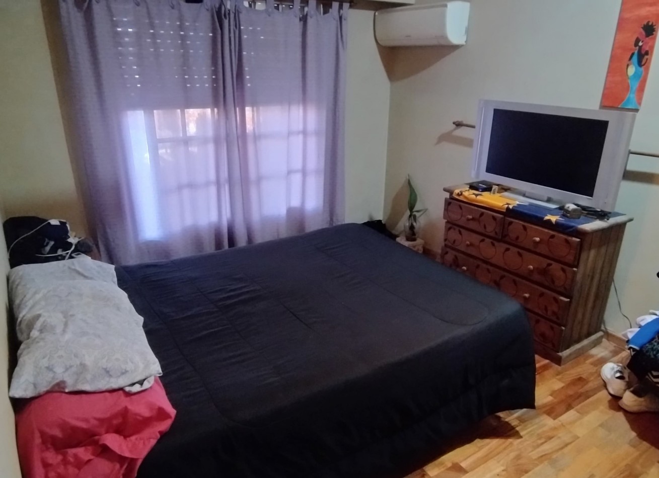 CASA DE 4 AMBIENTES, CON FONDO LIBRE DE GRAN DIMENSION. 