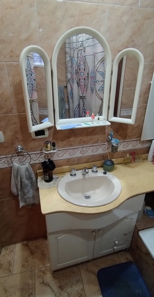 CASA DE 4 AMBIENTES, CON FONDO LIBRE DE GRAN DIMENSION. 