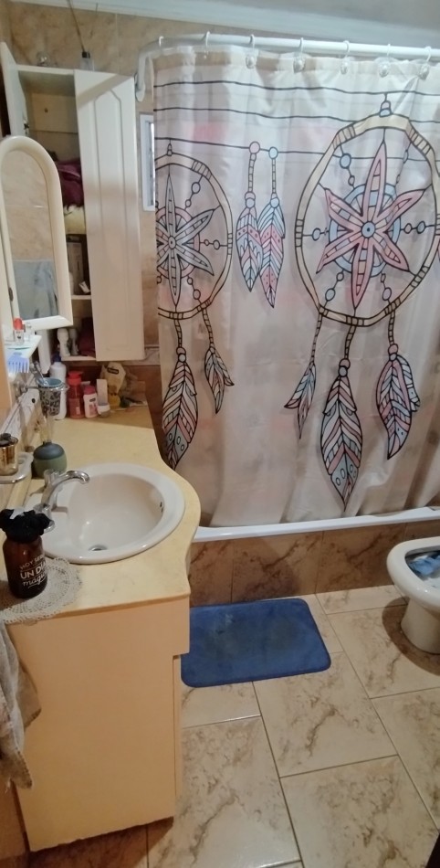 CASA DE 4 AMBIENTES, CON FONDO LIBRE DE GRAN DIMENSION. 