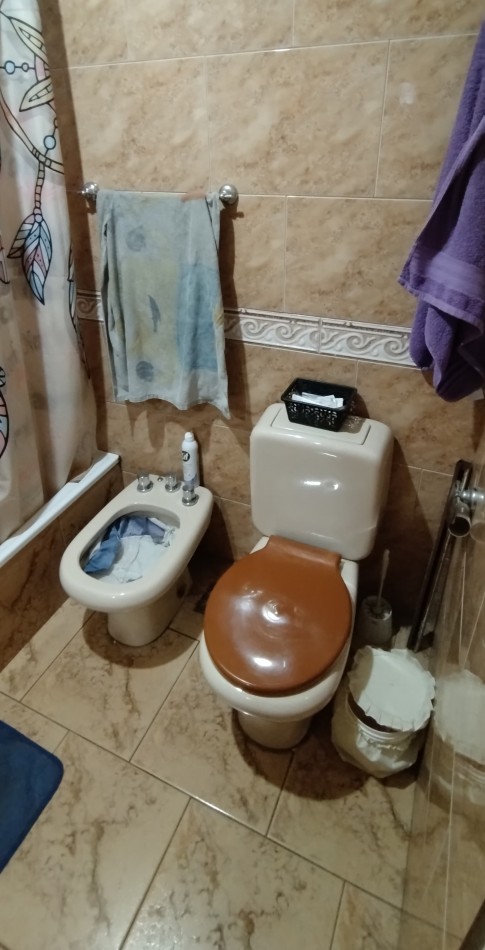 CASA DE 4 AMBIENTES, CON FONDO LIBRE DE GRAN DIMENSION. 