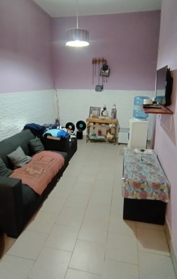 CASA DE 4 AMBIENTES, CON FONDO LIBRE DE GRAN DIMENSION. 